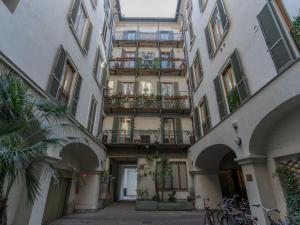 un immeuble d'appartements avec balcon sur le côté. dans l'établissement The Best Rent - Gorgeous two-bedroom apartment in Porta Nuova district, à Milan