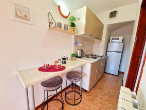 Kuchyň nebo kuchyňský kout v ubytování Apartmani Antonija