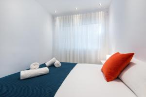 Postel nebo postele na pokoji v ubytování LOS BOLICHES 2ND LINE BEACH APARTMENT