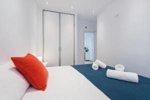Postel nebo postele na pokoji v ubytování LOS BOLICHES 2ND LINE BEACH APARTMENT
