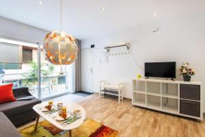 TV a/nebo společenská místnost v ubytování LOS BOLICHES 2ND LINE BEACH APARTMENT