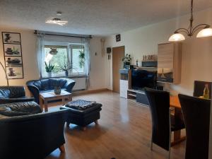 ein Wohnzimmer mit einem Sofa und einem Tisch in der Unterkunft Ferienwohnung Bouma in Helminghausen
