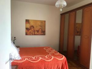ピエトラサンタにあるOlgaのベッドルーム1室(ベッド1台付)が備わります。壁には絵画が飾られています。