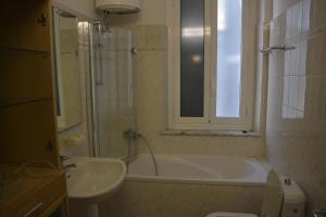 een badkamer met een bad, een wastafel en een toilet bij La Terrazza su Portovenere in Portovenere