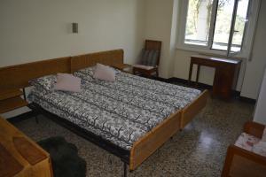 een slaapkamer met een bed met 2 kussens erop bij La Terrazza su Portovenere in Portovenere