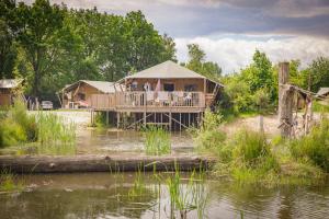 un lodge safari de luxe au milieu d'une rivière dans l'établissement Vakantiepark Sallandshoeve, à Nieuw-Heeten