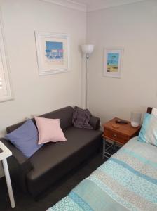 ein Wohnzimmer mit einem Sofa und einem Bett in der Unterkunft Macleay Island Getaway in Macleay Island