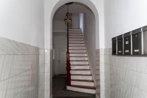 un couloir avec un escalier en colimaçon dans un bâtiment dans l'établissement Moderne Apartments City Stadtnah -JUNIK Apartments, à Duisbourg