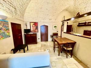 a living room with a table and a kitchen at Casa Vega in Ostuni