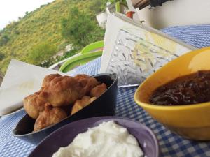 una mesa con un tazón de comida y un tazón de salsa en Kanushi house, en Gjirokastra