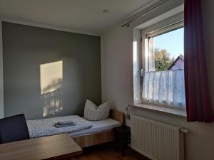 Habitación pequeña con cama y ventana en Haus Werner, en Lebus