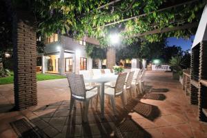 TESS Villa Los Monteros في ألاورين دي ر توري: طاولة وكراسي على الفناء في الليل