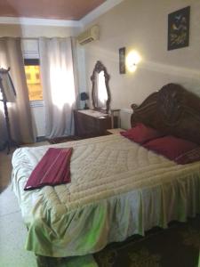 een slaapkamer met een groot bed in een kamer bij Immeuble chakir in Meknès
