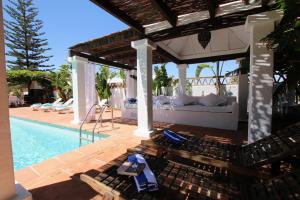 Villa mit einem Pool, einem Bett und einer Terrasse in der Unterkunft TESS Villa Los Monteros in Alhaurín de la Torre