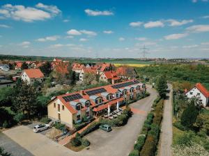 una vista aérea de una ciudad con casas y una calle en Landhotel Dresden en Dresden