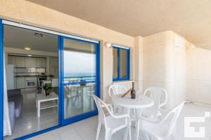 jadalnia z białym stołem i krzesłami w obiekcie APCOSTAS Turquesa Playa - Calpe w mieście Calpe