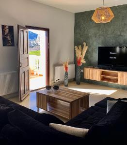 TV a/nebo společenská místnost v ubytování Anna’s Villa