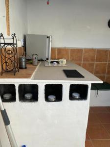 eine Küche mit einer weißen Arbeitsplatte in einem Zimmer in der Unterkunft The hidden Place in Alcaudete
