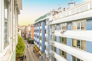 - une vue sur une rue de la ville avec des bâtiments dans l'établissement Modern Stylish Cozy Flat in the Heart of Kadikoy, à Istanbul