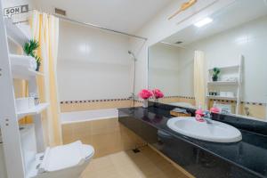La salle de bains est pourvue d'un lavabo et de toilettes. dans l'établissement Sailing Apartment District 1, à Hô-Chi-Minh-Ville