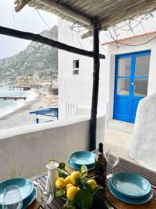 ネラノにあるLa Marina - Casa al Mareのビーチを望むテーブル(青い皿付) +7枚の写真