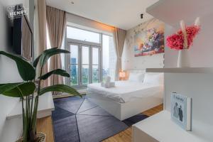 - une chambre avec un lit et une grande fenêtre dans l'établissement Sailing Apartment District 1, à Hô-Chi-Minh-Ville