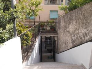 ミノーリにあるCasetta Carmela a Minori-Amalfi coastの建物につながる階段