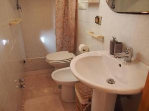 ミノーリにあるCasetta Carmela a Minori-Amalfi coastのバスルーム(洗面台、トイレ、シャワー付)
