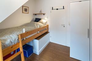 ドルヌマージールにあるFerienhaus Finjaのベッドルーム(二段ベッド1組、クローゼット付)