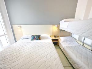 Postel nebo postele na pokoji v ubytování Aura Living Hotel