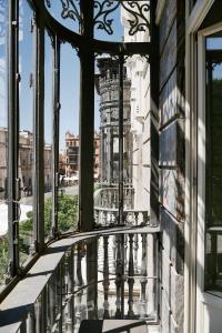 einen Balkon mit Blick auf ein Gebäude in der Unterkunft Nobu Hotel Sevilla in Sevilla