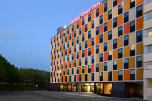 een gebouw met kleurrijke ramen aan de zijkant bij Star Inn Porto in Porto