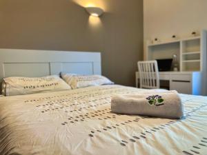 Un dormitorio con una cama con toallas. en T3 Centre ville avec Terrasse + Parking, en Toulouse