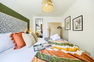 A bed or beds in a room at Coventry Contemporary House, 3 double beds, 3 bathrooms, Free Parking, Sleeps 8, by EMPOWER HOMES