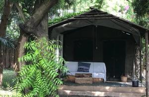 Taman di luar Firefly Boutique Lodge