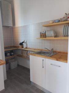 Kuchyň nebo kuchyňský kout v ubytování Appartamento Miralago con Giardino sul Lago