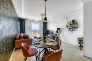 una sala da pranzo con tavolo e sedie di Deluxe Cosmopolit apartment a Cavtat