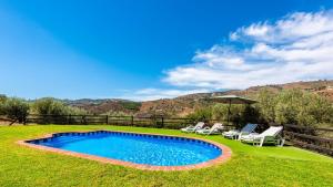 Bazén v ubytování Cortijo Maravilla Frigiliana by Ruralidays nebo v jeho okolí