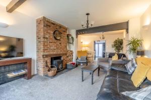A seating area at COSY HOME NEAR DORNEY, WINDSOR & Free Parking