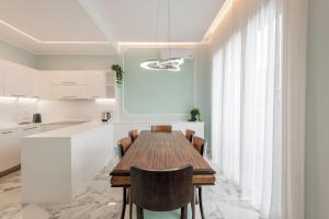 - une cuisine avec une table et des chaises en bois dans l'établissement Milan Royal Suites - Centro Brera, à Milan