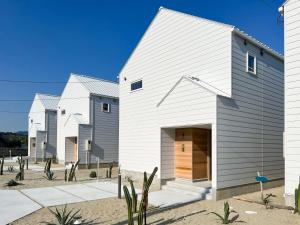 una fila de casas con revestimiento blanco y gris en Beach SPA TSUDA 1 Uno, en Sanuki