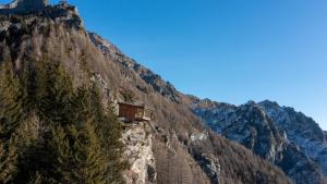uma casa ao lado de uma montanha em SKYLODGE 'il Rifugio dell'Anima' em Usseglio