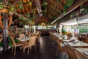 restauracja ze stołami, krzesłami i roślinami w obiekcie Garden & Sea Apartments Mijas Costa & Fuengirola w mieście Mijas Costa