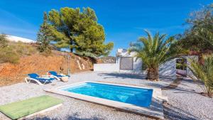 une piscine au milieu d'une cour dans l'établissement Casa Andalucía Vélez-Málaga by Ruralidays, à Vélez-Málaga 22 autres photos