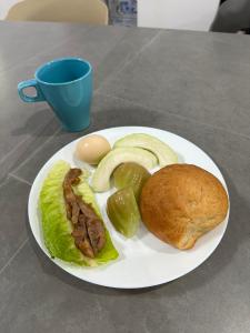 un plato de comida con un sándwich y un rollo en 忘憂海HappinesSea, en Xiyu
