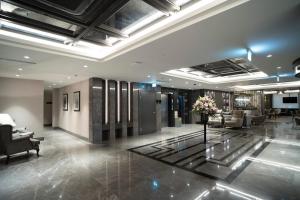 伊斯坦布尔Arts Hotel Taksim的一个带沙发和椅子的大堂和一个带大堂的大堂 更多37张照片