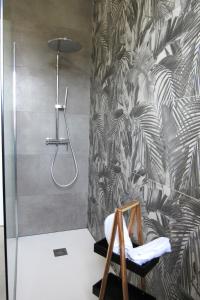 bagno con doccia e sedia in camera di Broom House a San Foca