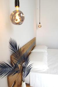 ein Schlafzimmer mit einem Bett und einer Topfpflanze in der Unterkunft Broom House in San Foca