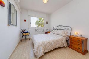 een slaapkamer met een bed, een ladekast en een raam bij Aguamarina Playa in Orihuela +26 foto's