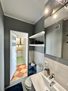 a bathroom with a sink and a toilet in a room at GOLD 2 King Size Bed, metro x2 free WiFi, 50'TV Netflix, HBO, AppleTV+ in Warsaw +46 photos